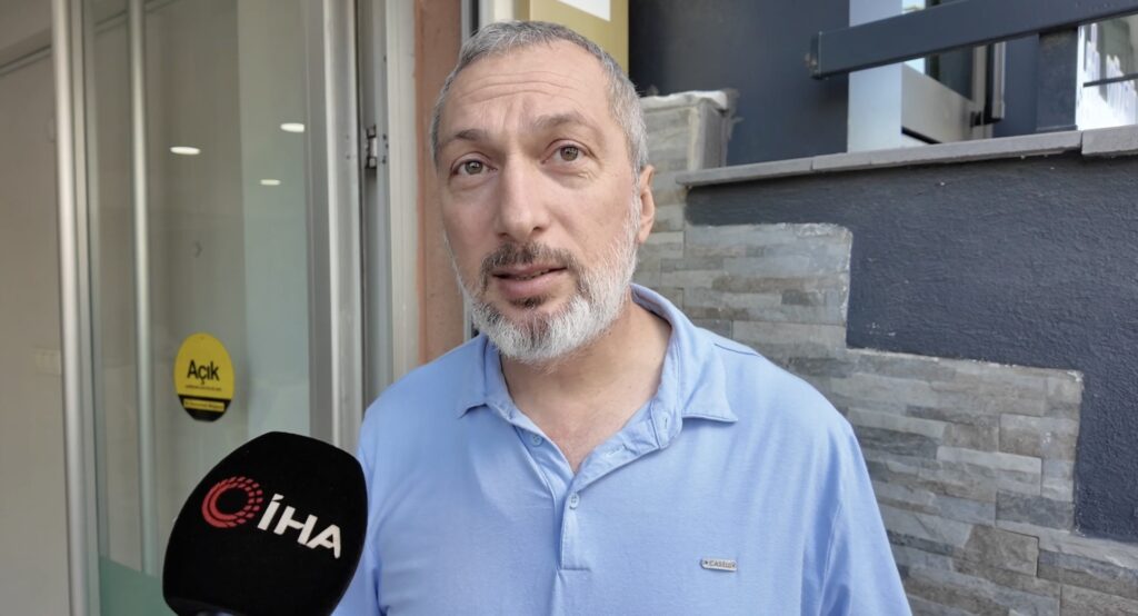 EMLAKÇI OFİSTEKİ GİZEMLİ SESİN PEŞİNE DÜŞTÜ, TABELAYI SÖKÜNCE YAVRU KEDİ ÇIKTI SAATLERCE NEREDEN GELDİĞİNİ BULAMADIKLARI SESİN KAYNAĞI TABELA ÇIKTI